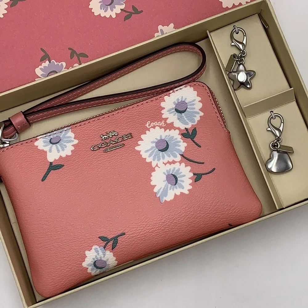 COACH Boxed Corner Zip Wristlet With Daisy Print